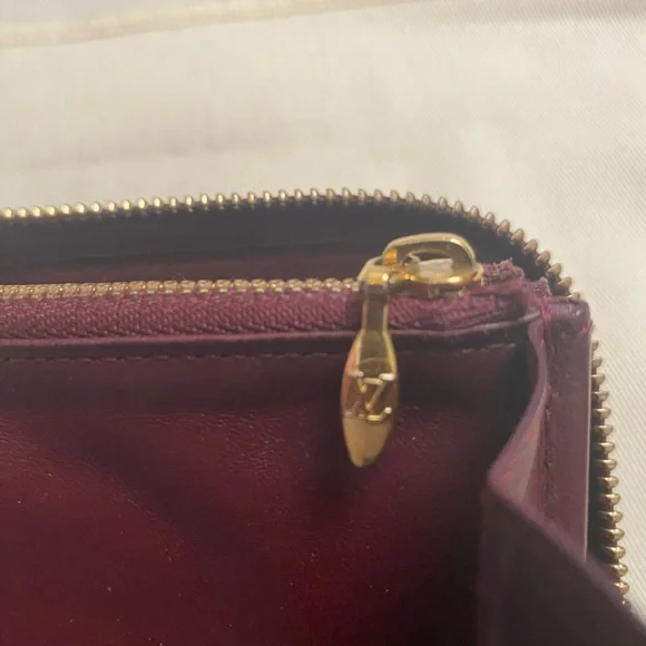 Louis Vuitton Monogram Vernis Zippy Wallet in the color Amarante - Picture 10 of 11